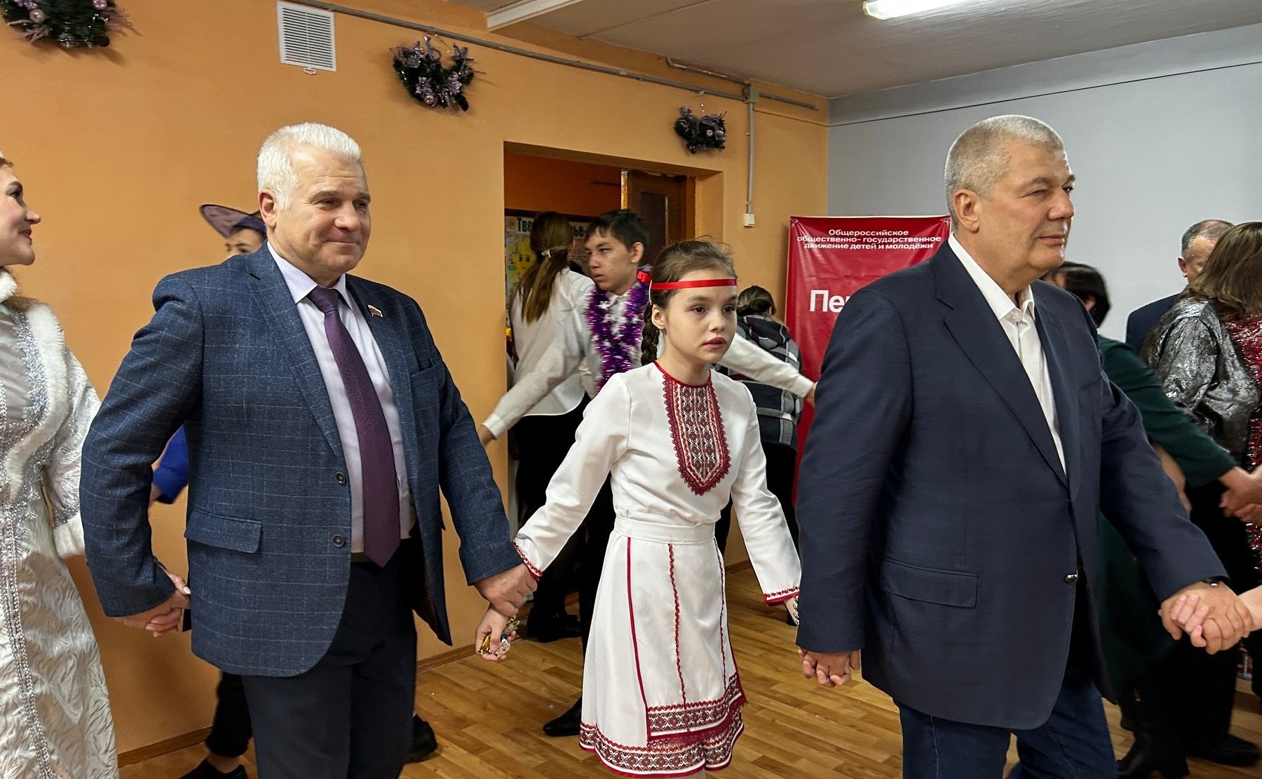 Сергей Мартынов побывал в Нартасской школе-интернате с подарками, устроив детям яркий праздник, а также исполняет желания ребятишек в рамках благотворительной акции «Елка желаний»