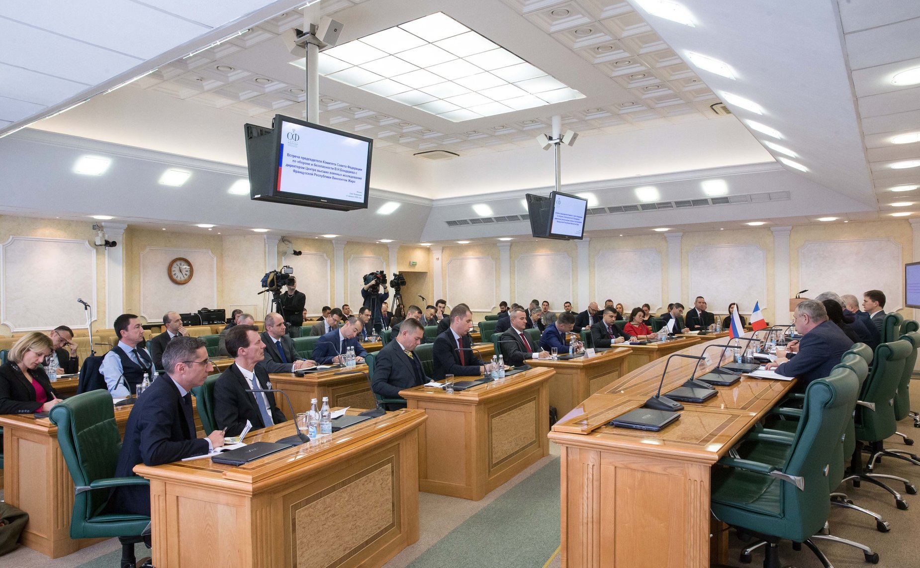 Встреча В. Бондарева с директором Центра высших военных исследований Французской Республики Винсентом Жиро