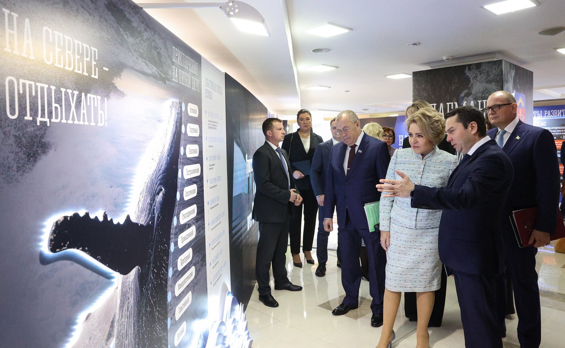 Валентина Матвиенко и Андрей Чибис осмотрели выставку, посвященную перспективным направлениям развития Мурманской области