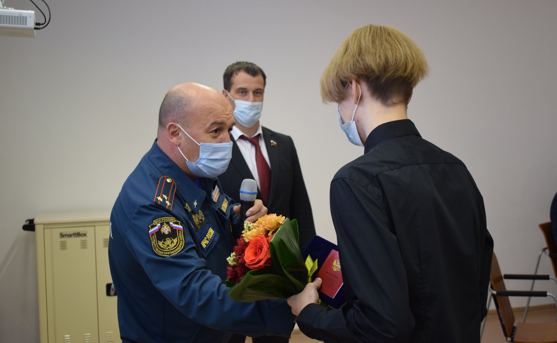 Эдуард Исаков наградил школьника из Югры памятной медалью «За проявленное мужество»