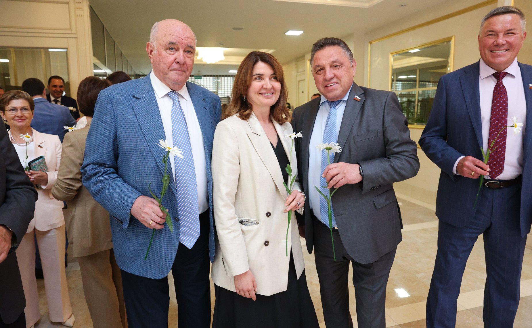 В Совете Федерации состоялась торжественная церемония открытия фотовыставки «Семейные бизнес-династии регионов России», посвященная Дню семьи, любви и верности