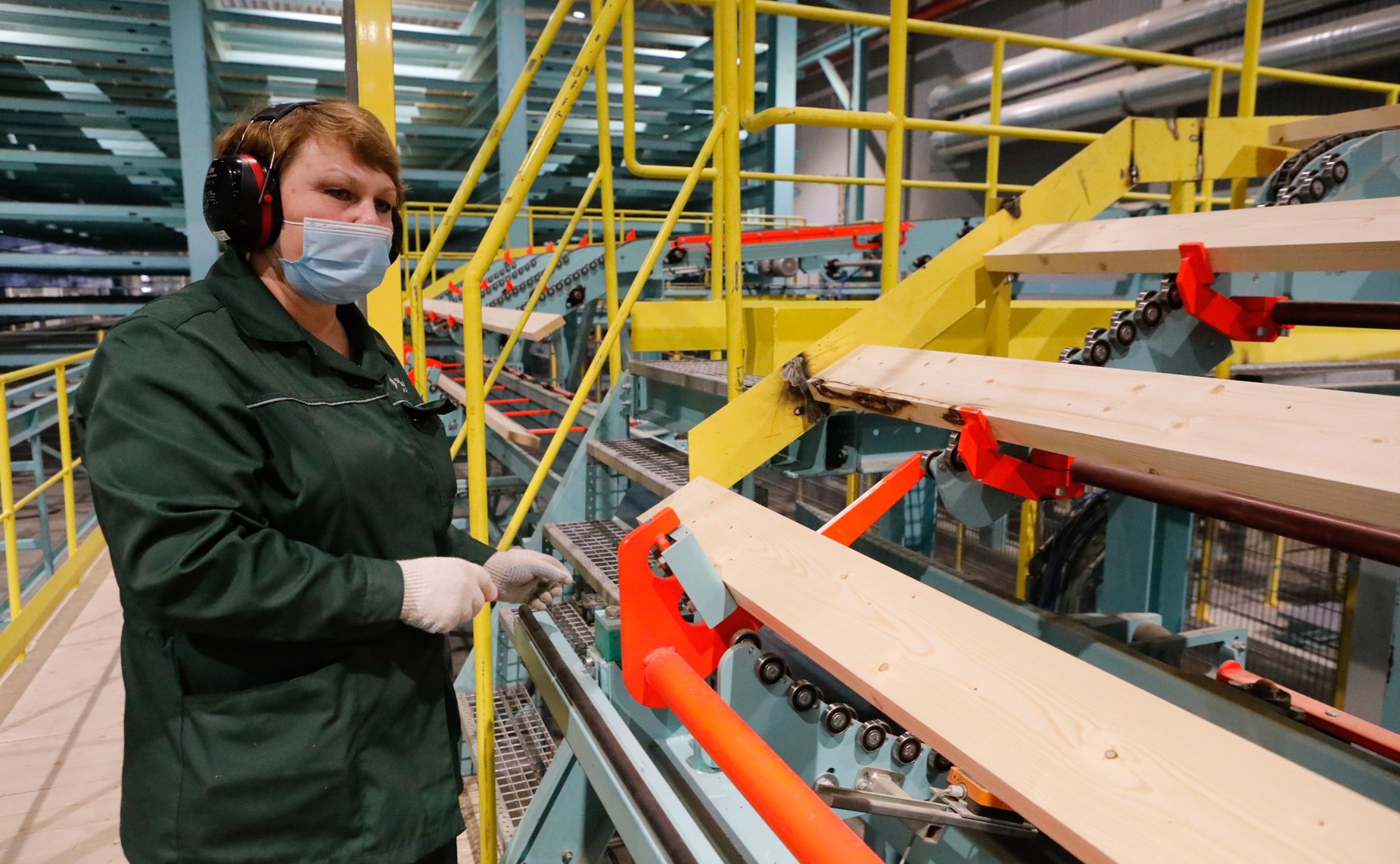 Юрий Воробьев посетил новое предприятие деревообрабатывающей промышленности Вологодской области — завод «Сокол СиЭлТи»