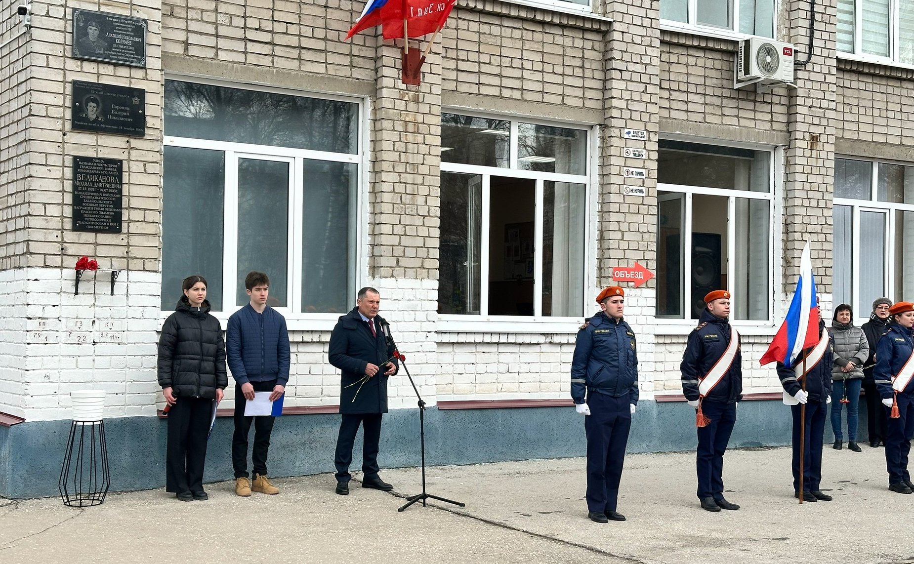 Игорь Мурог принял участие в открытии мемориальной экспозиции в честь Героев СВО – выпускников школы № 47 города Рязани