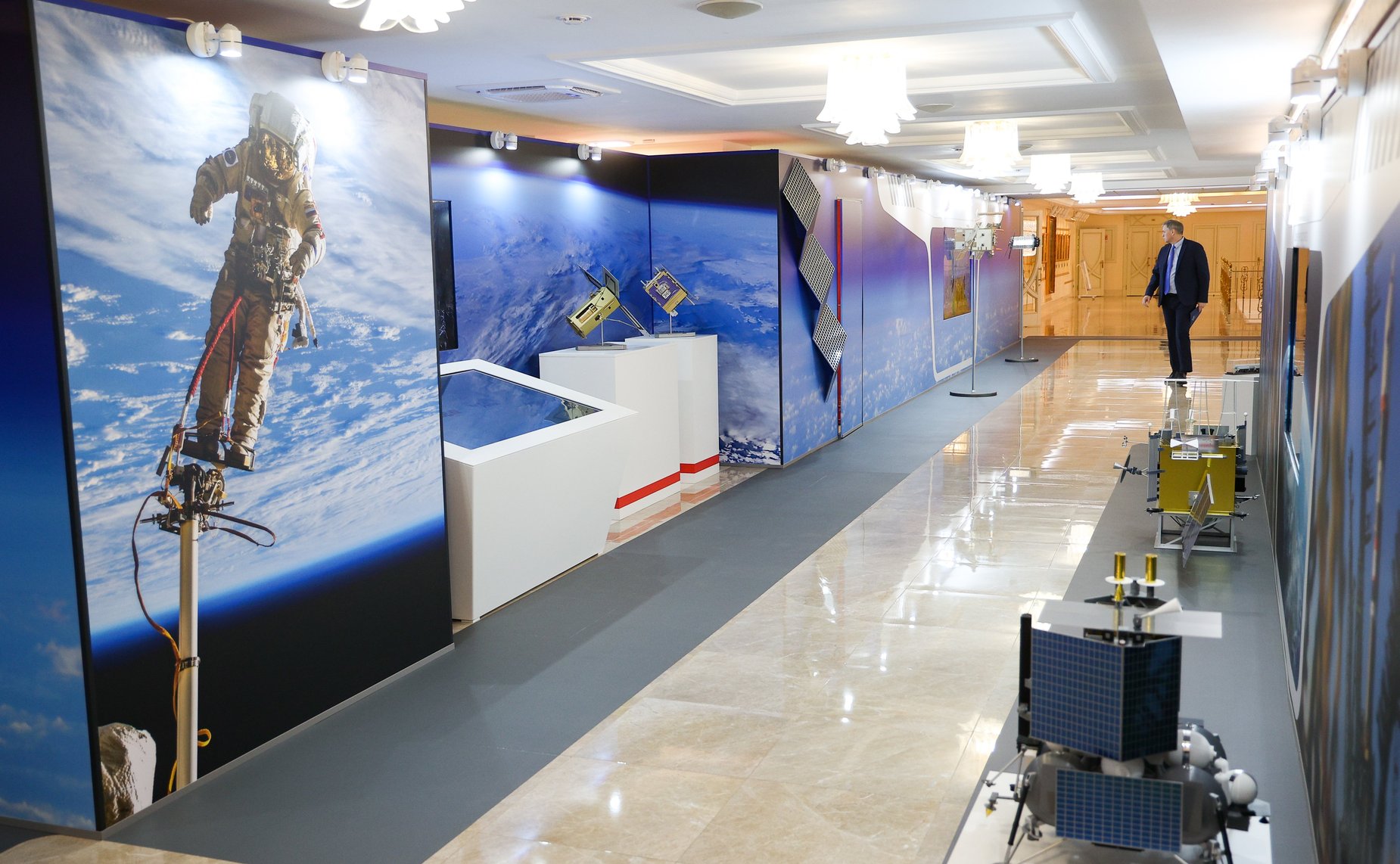 В Совете Федерации состоялось открытие выставки Госкорпорации «Роскосмос»