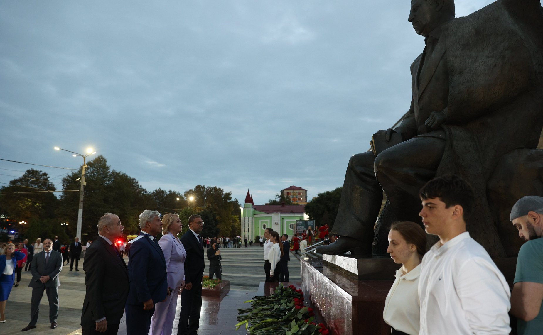 Председатель Совета Федерации Валентина Матвиенко, глава Дагестана Сергей Меликов и сенаторы РФ также возложили цветы к памятникам А.С. Пушкину и Р.Г. Гамзатову