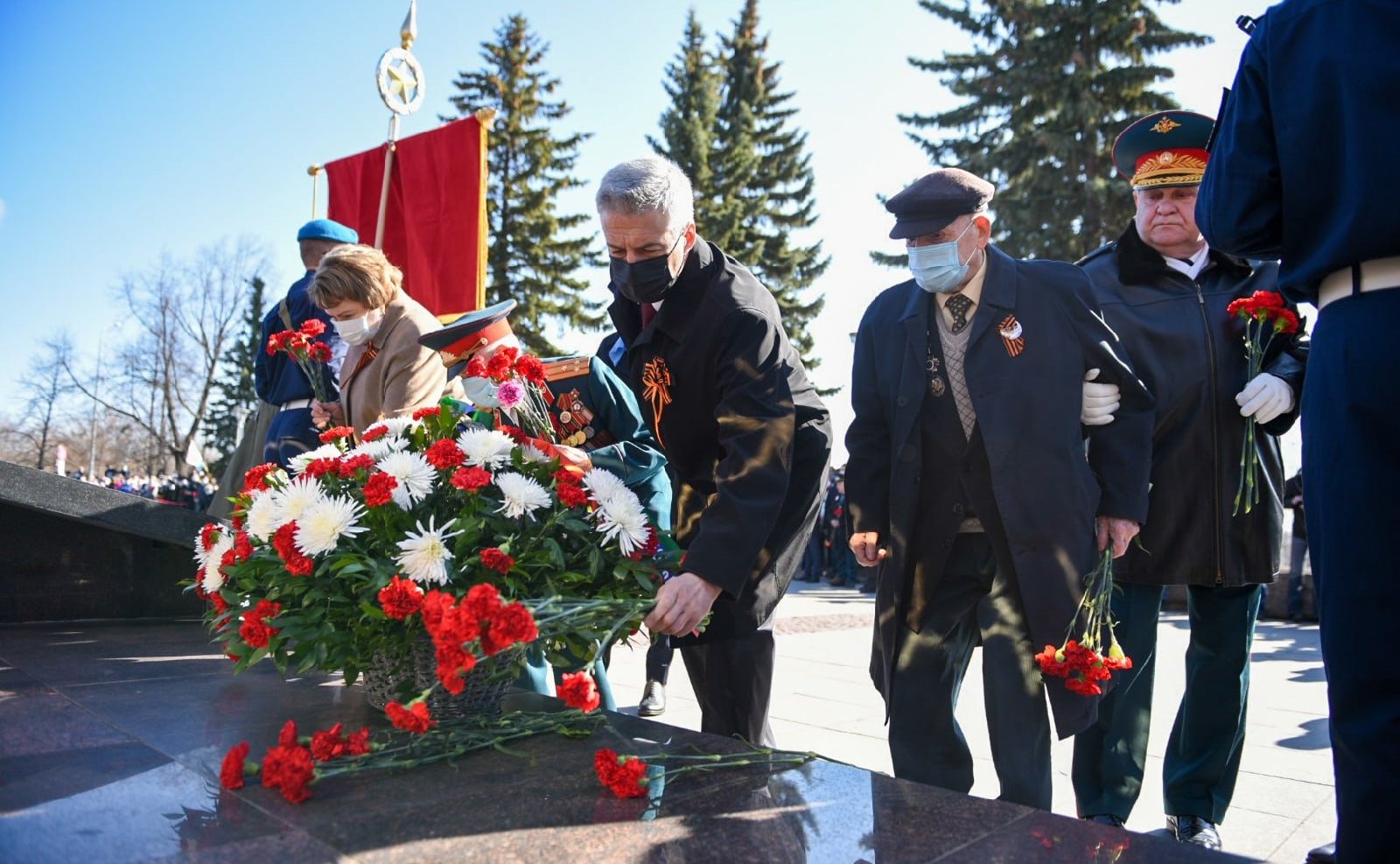 Александр Ракитин в ходе рабочей поездки в регион принял участие в торжественной церемонии открытия памятника работникам органов прокуратуры Республики – ветеранам Великой Отечественный войны