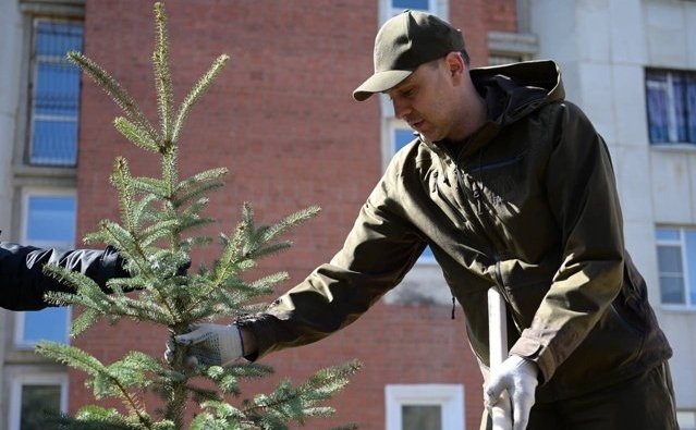 Виктор Шептий принял участие в традиционном весеннем субботнике