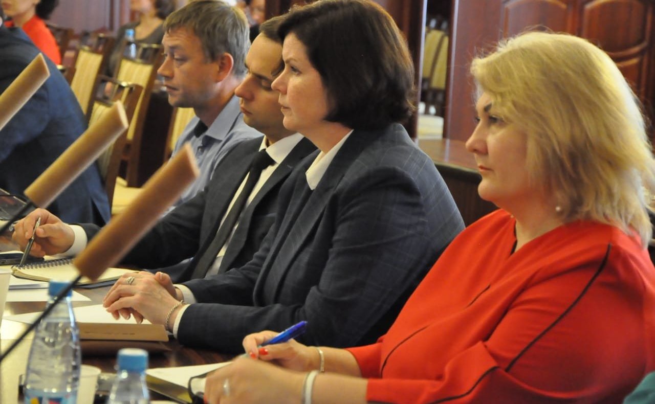 Елена Бибикова провела круглый стол о развитии в стране системы долговременного ухода за гражданами пожилого возраста и инвалидами