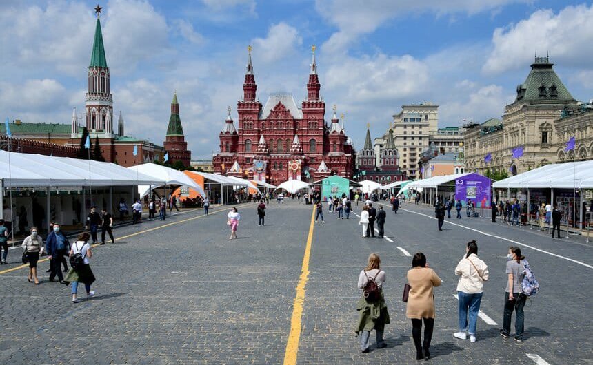 На книжном фестивале «Красная площадь»–2021 Екатерина Алтабаева представила монографию по истории Севастополя