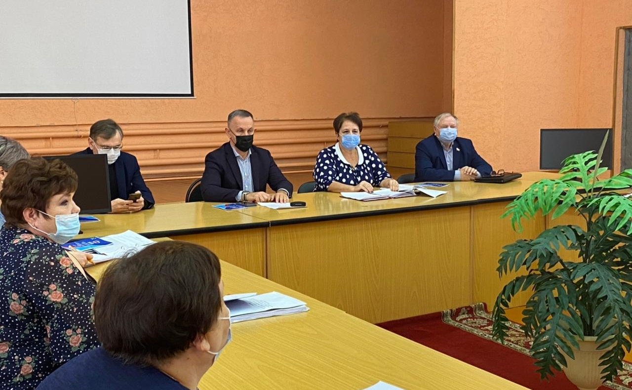 В Александрово-Гайском районе сенатор Олег Алексеев принял участие в заседании Муниципального собрания