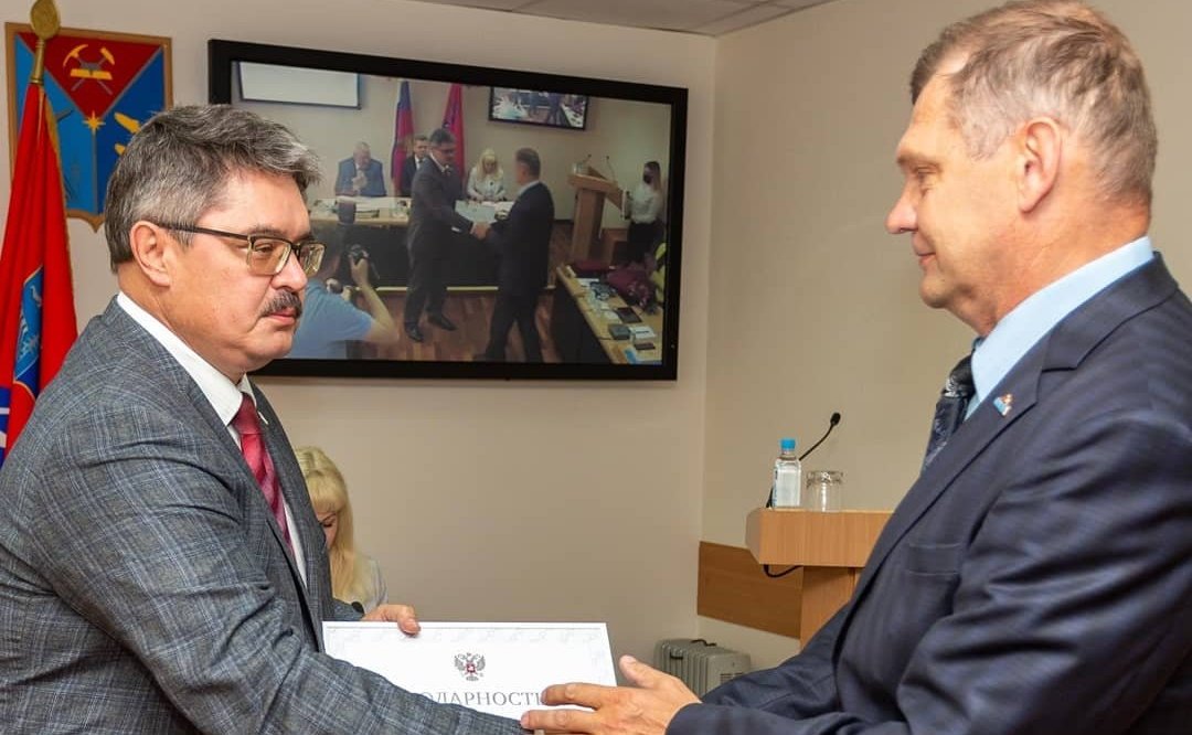 Анатолий Широков на заседании Магаданской областной Думы вручил награды Совета Федерации