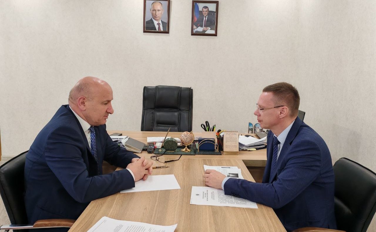 Виталий Назаренко в ходе поездки в регион обсудил с министром ЖКХ, топлива и энергии Майраном Тамаевым актуальные вопросы жилищно-коммунального хозяйства, проблему аварийного жилья