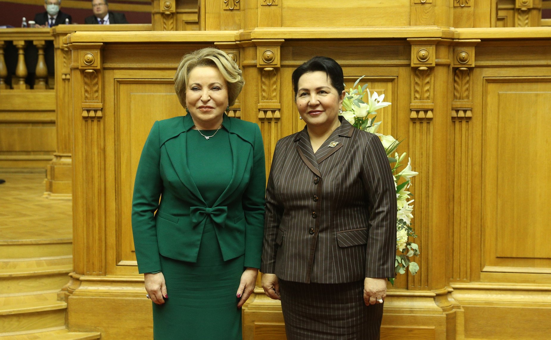 По поручению Президента Республики Узбекистан Танзила Нарбаева вручила Валентине Матвиенко орден «Дустлик» («Дружба»)