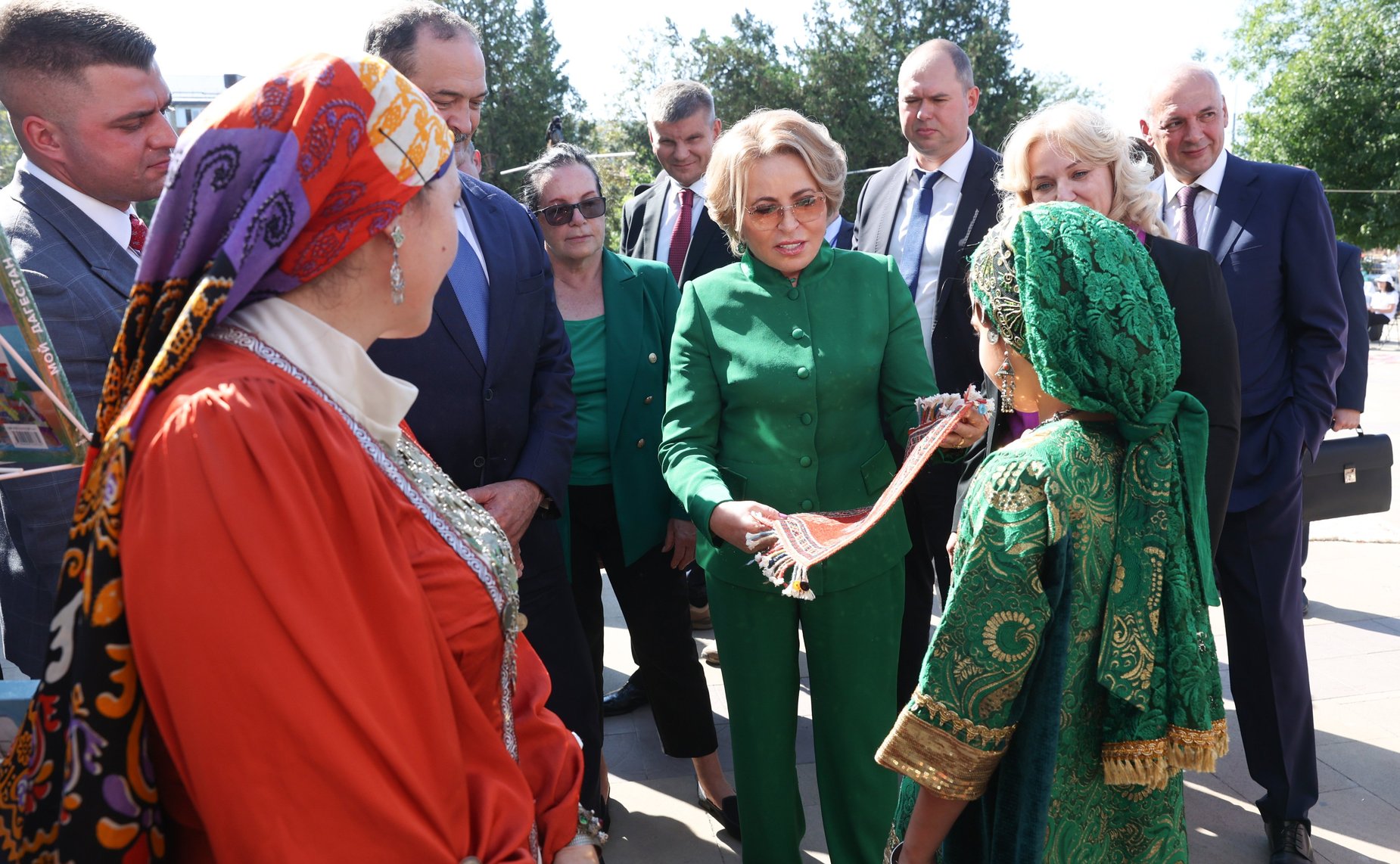 Делегация Совета Федерации во главе с Валентиной Матвиенко осмотрела выставку-ярмарку народных промыслов
