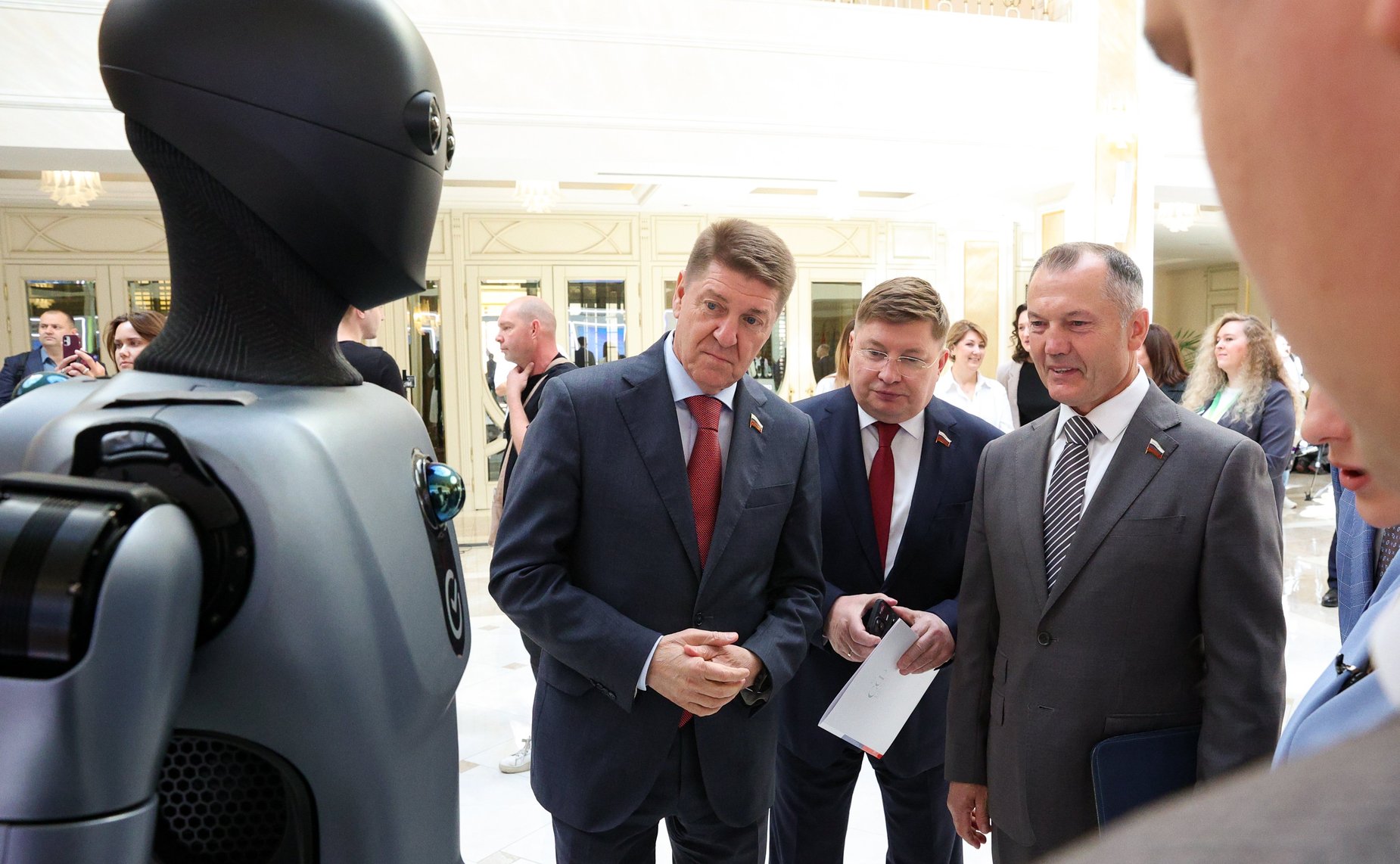 Валентина Матвиенко и Герман Греф осмотрели выставку «Сбербанка России»