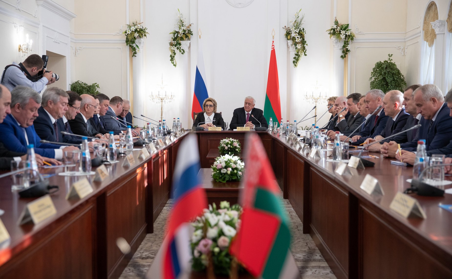 В. Матвиенко и М. Мясникович провели совместную встречу с руководителями субъектов России и Беларуси