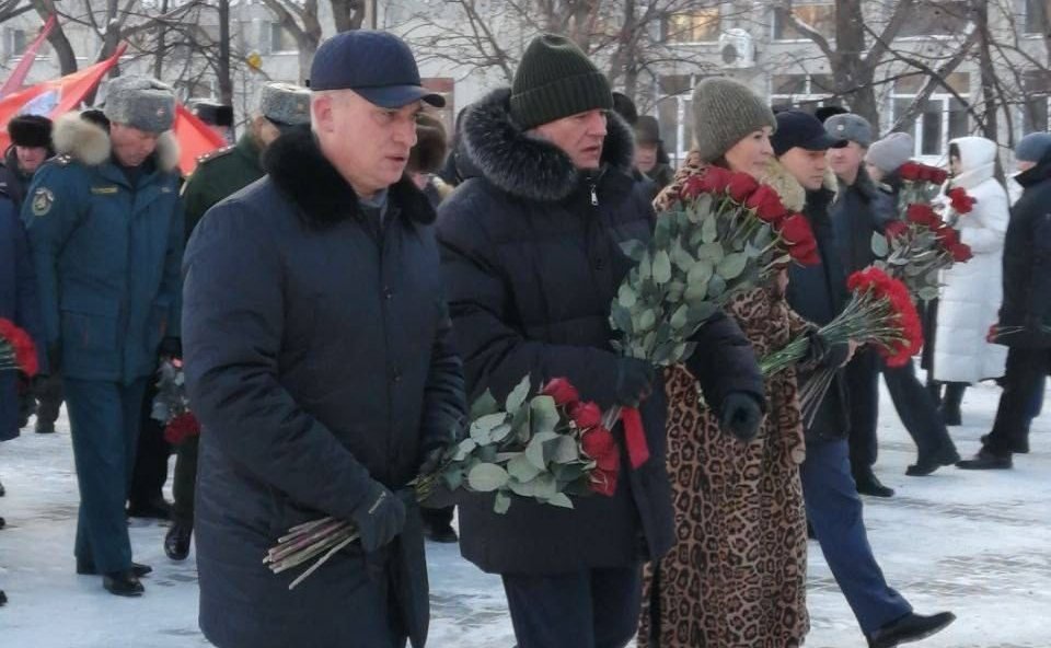 Маргарита Павлова в рамках поездки в регион приняла участие в церемонии возложения цветов и венков к челябинскому мемориалу «Доблестные сыны Отечества», прошедшей в честь Дня памяти о 35-летии вывода советских войск из Афганистана