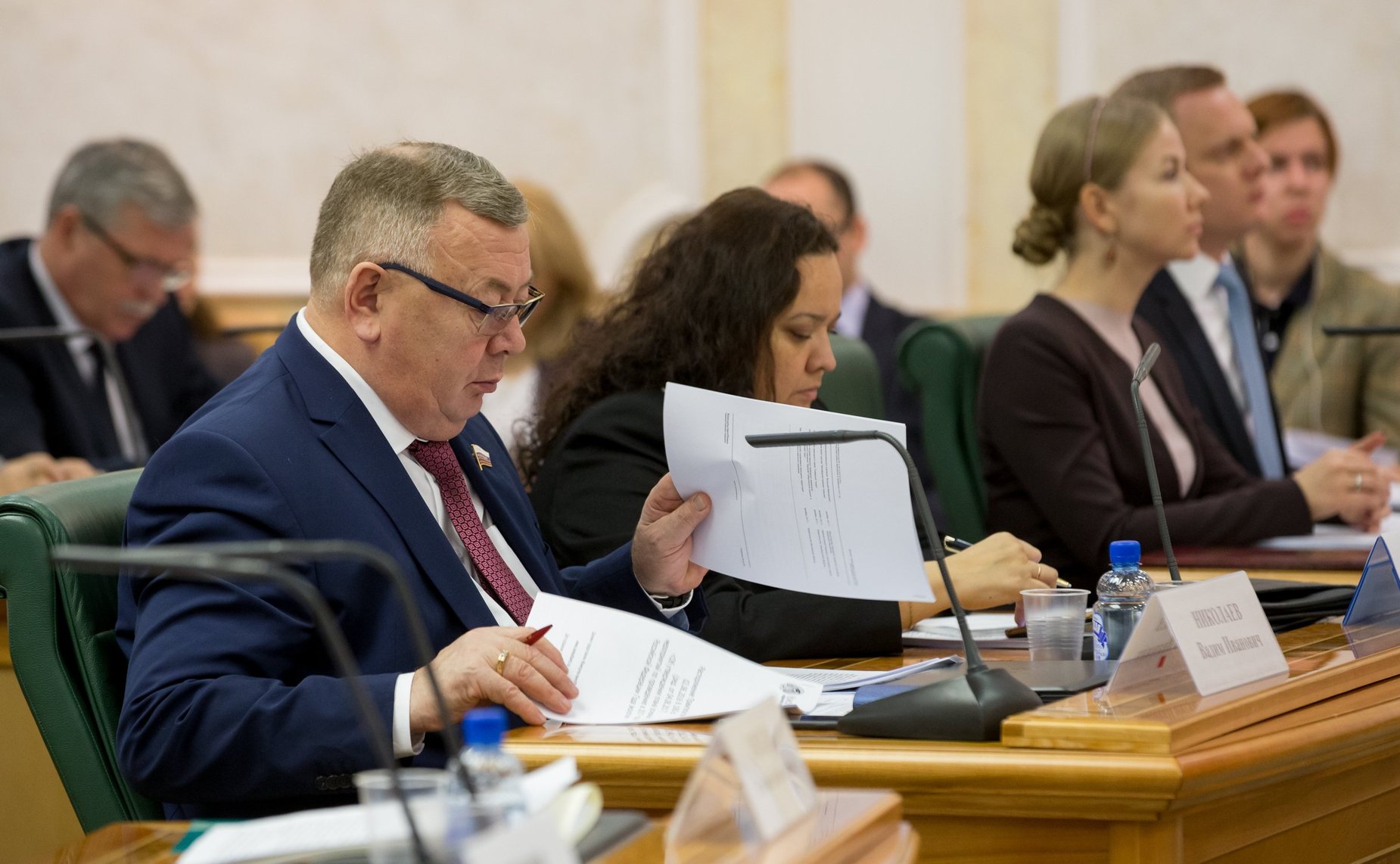 В. Николаев