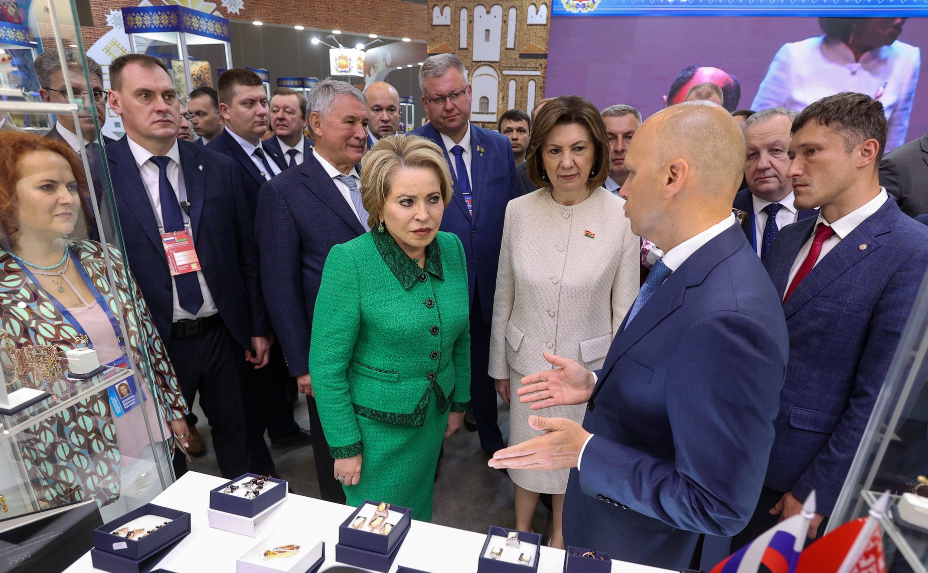 Валентина Матвиенко и Наталья Кочанова ознакомились с экспозицией выставки-ярмарки регионов России и Беларуси