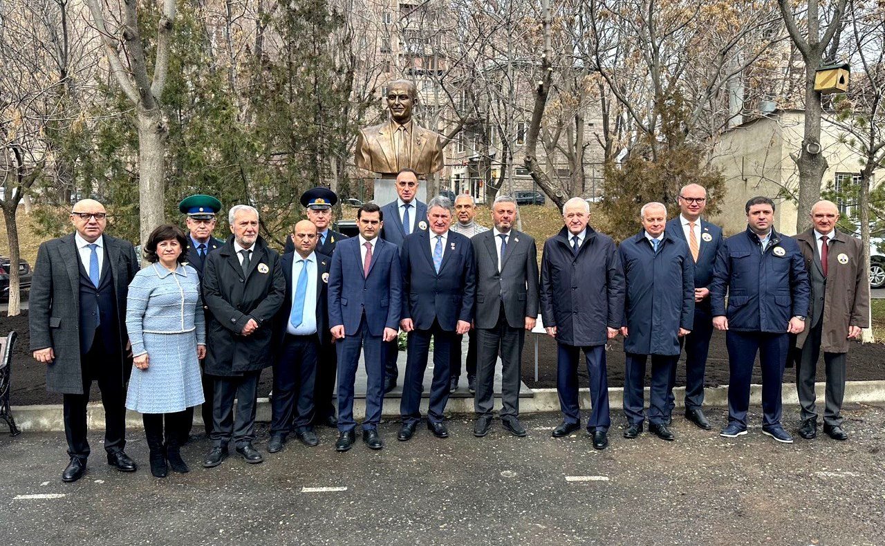 Российские сенаторы посетили школу № 192 им. Г. Варданяна