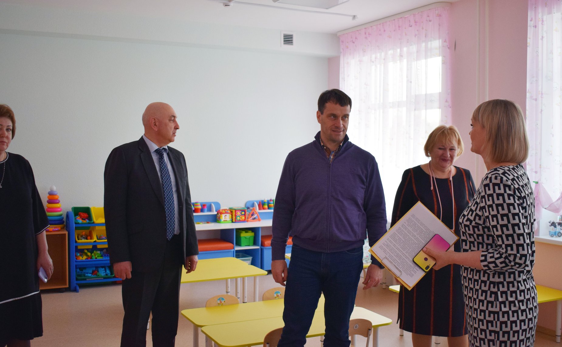 Эдуард Исаков посетил учреждения социального обслуживания и образования, здравоохранения и спорта в Когалыме и Нижневартовске