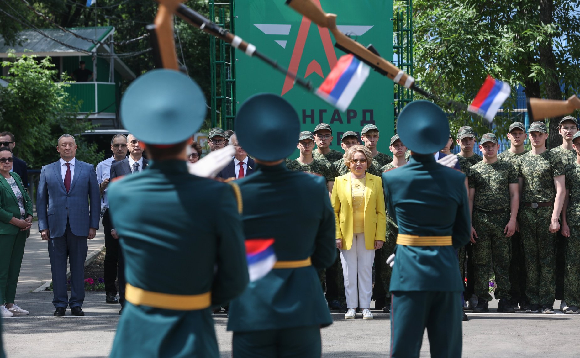 Председатель СФ Валентина Матвиенко и губернатор Самарской области Дмитрий Азаров посетили центр военно-патриотического воспитания «Авангард-Самара» и приняли участие в торжественном открытии военно-патриотической смены «Защитники Отечества»