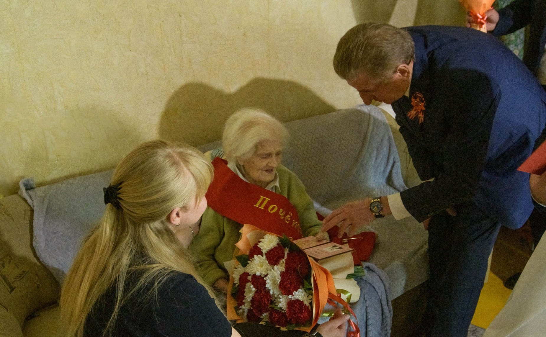 Сергей Лукин вручил регалии «Почётного гражданина города Воронежа» ветерану Великой Отечественной войны