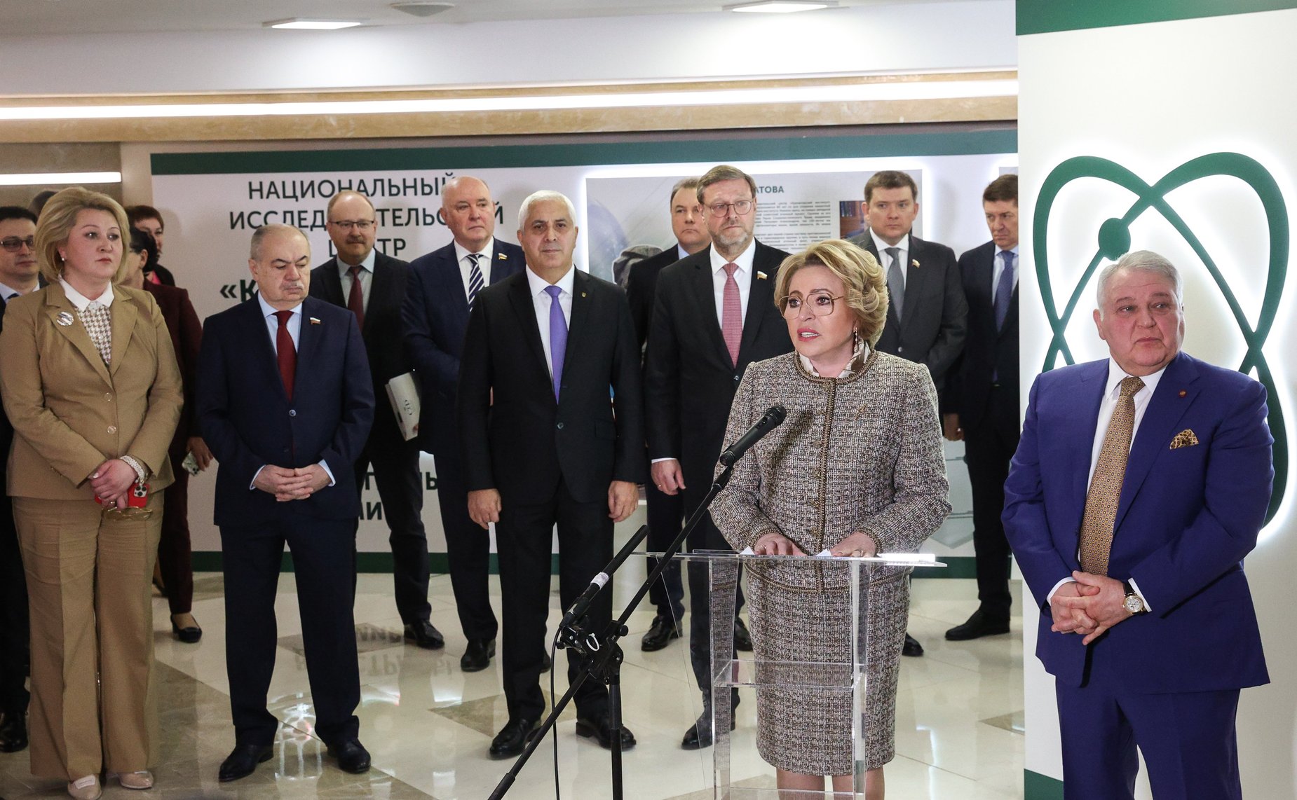 Валентина Матвиенко и президент НИЦ «Курчатовский институт» Михаил Ковальчук открыли выставку «Курчатовский институт – 80 лет для страны и мира»