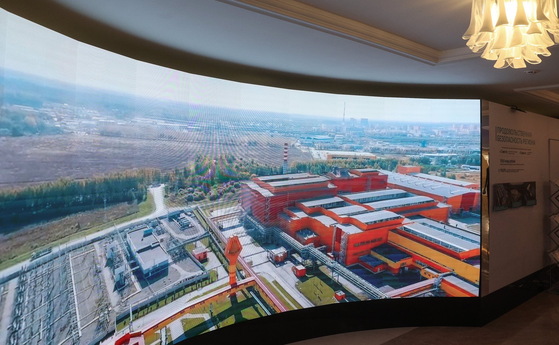 Валентина Матвиенко и Александр Моор осмотрели выставку, посвященную истории и перспективам развития Тюменской области