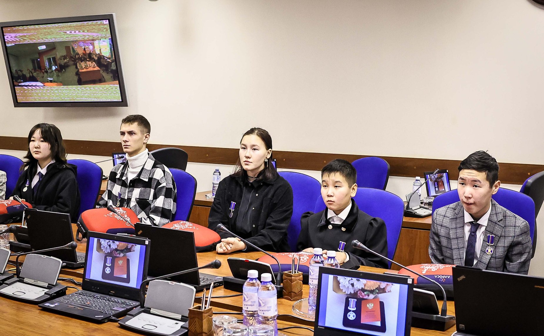 Егор Борисов и Сахамин Афанасьев провели в г. Якутске торжественную церемонию награждения детей-героев