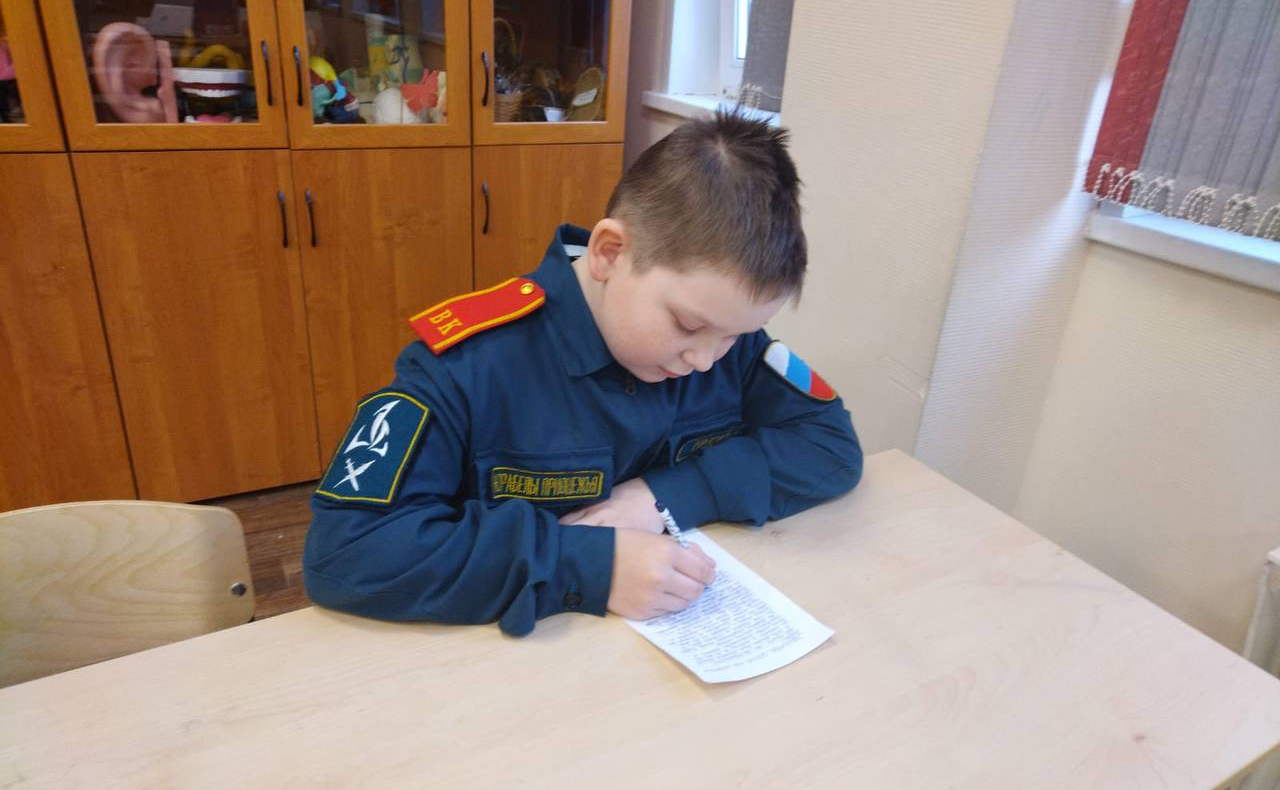 Кадеты написали военнослужащим письма с новогодними поздравлениями