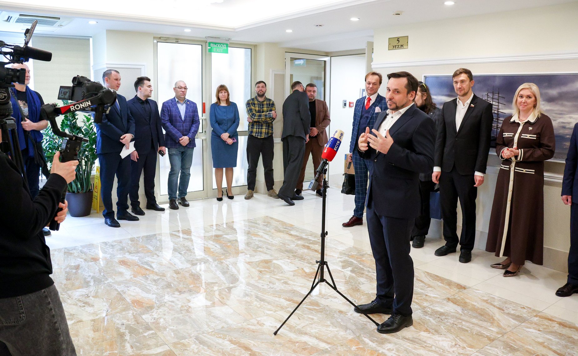 Церемония открытия выставки живописи А. Буртасенкова «Под Русским небом Крыма»