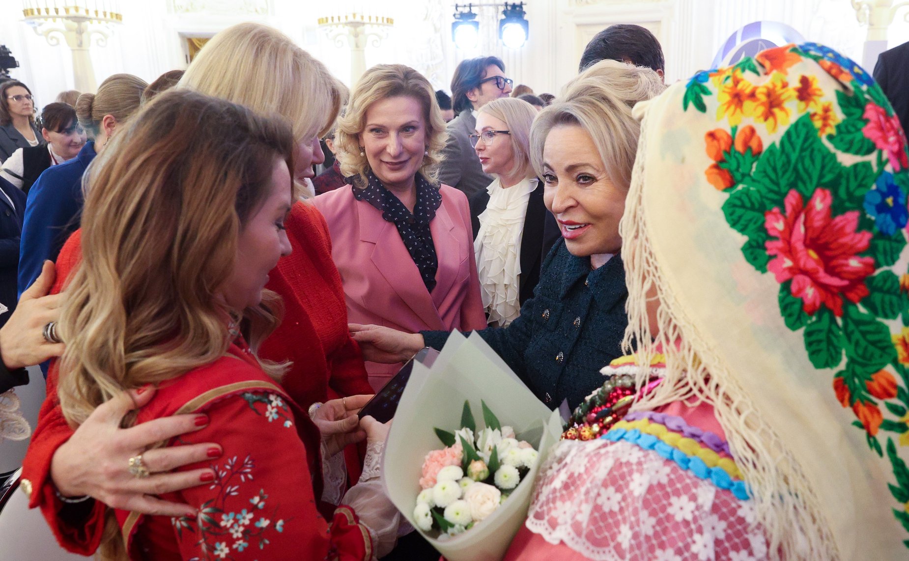 Пленарное заседание международного форума «Женщины за сохранение традиций»
