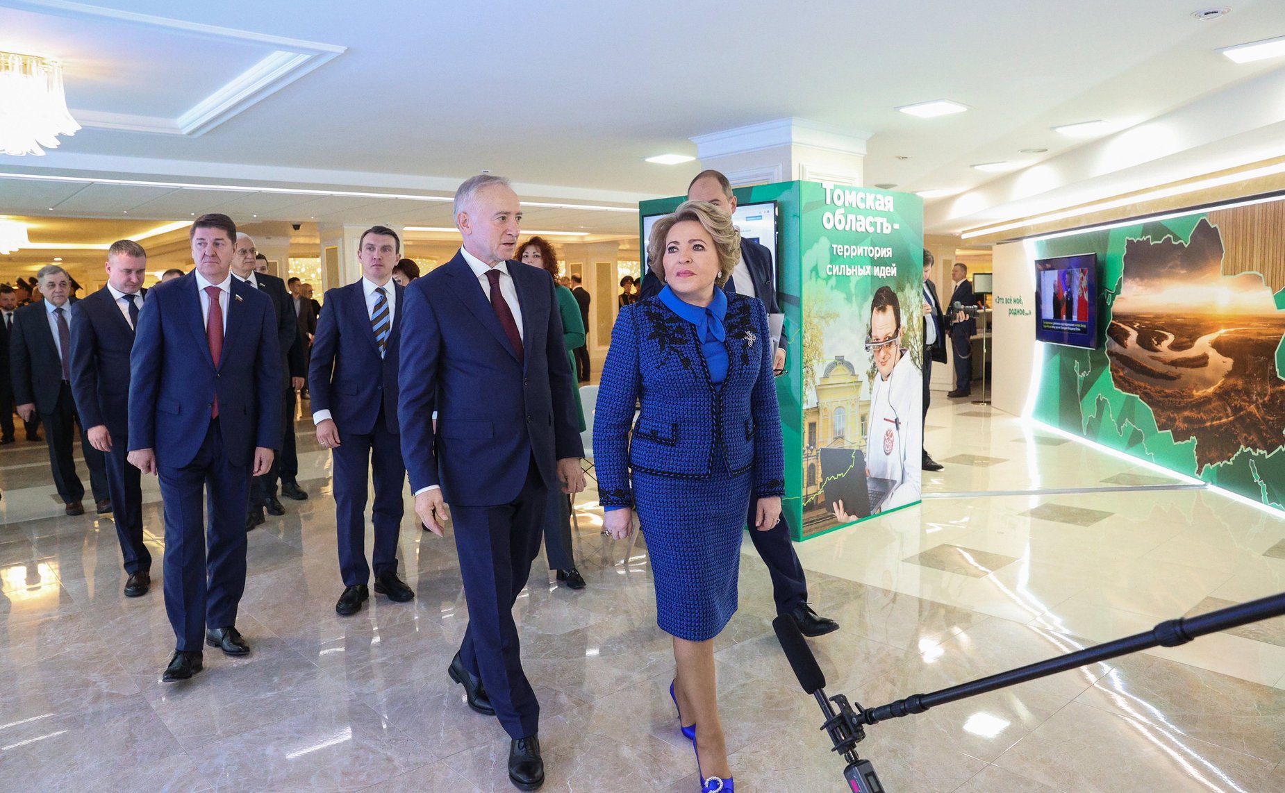 Глава Совета Федерации и губернатор Томской области осмотрели выставку, посвященную региону