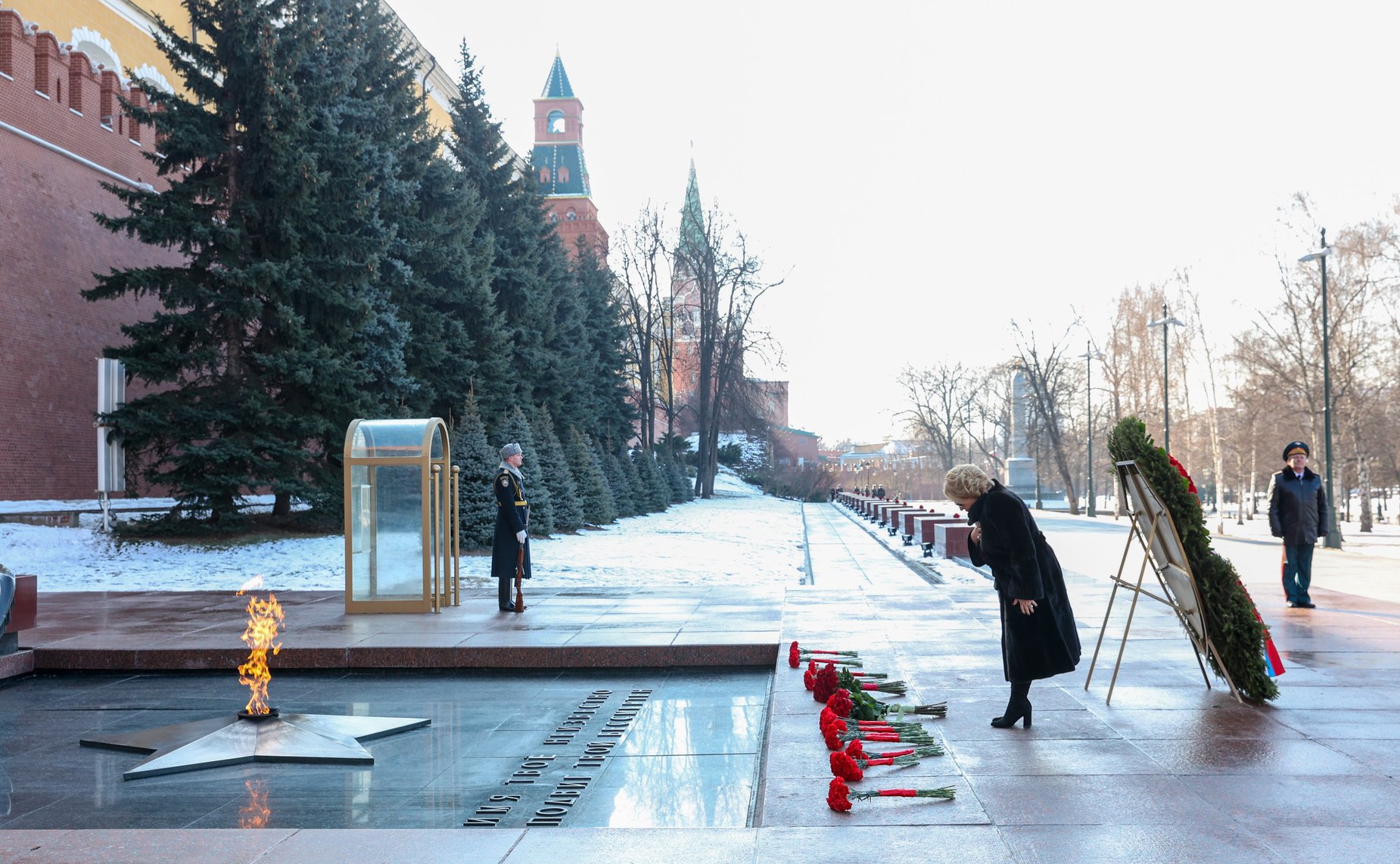 Председатель Совета Федерации Валентина Матвиенко возложила цветы к Могиле Неизвестного Солдата у Кремлевской стены