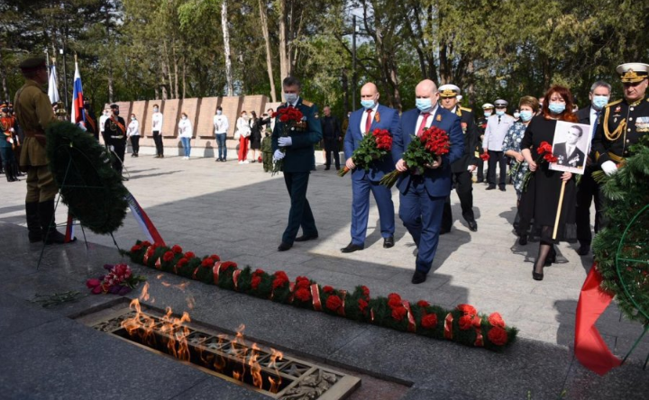 Сенаторы Е. Алтабаева и В. Куликов в Севастополе приняли участие в возложении цветов