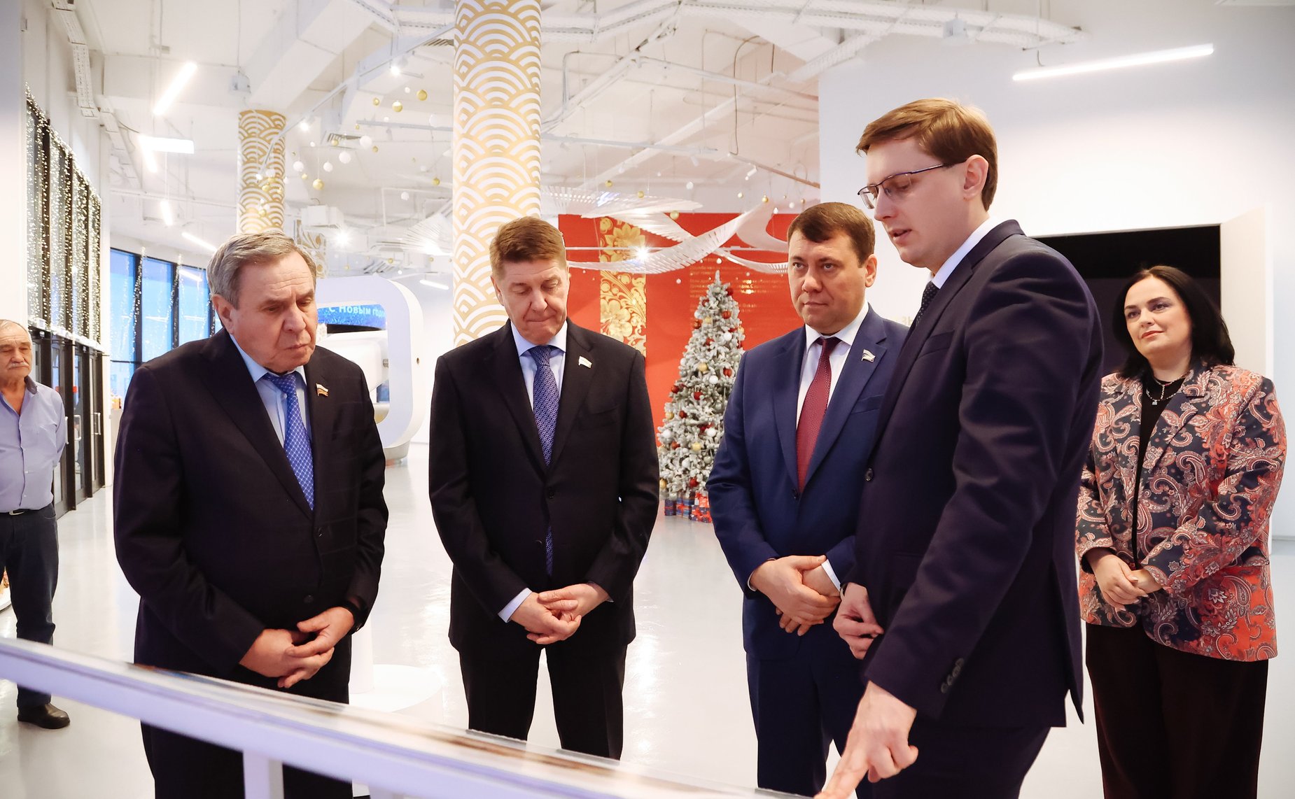 Сенаторы РФ посетили Дом Российско-Китайской дружбы и ознакомились с проектами строительства трансграничной канатной дороги через реку Амур и международного конгрессного выставочного центра, гостиничного комплекса