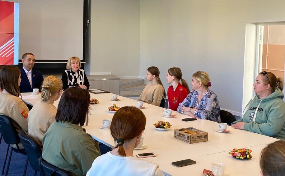 Римма Галушина в ходе работы в регионе провела «круглый стол» для родителей юнармейцев вместе с руководителем окружного штаба молодежного движения Данилой Хмаренко