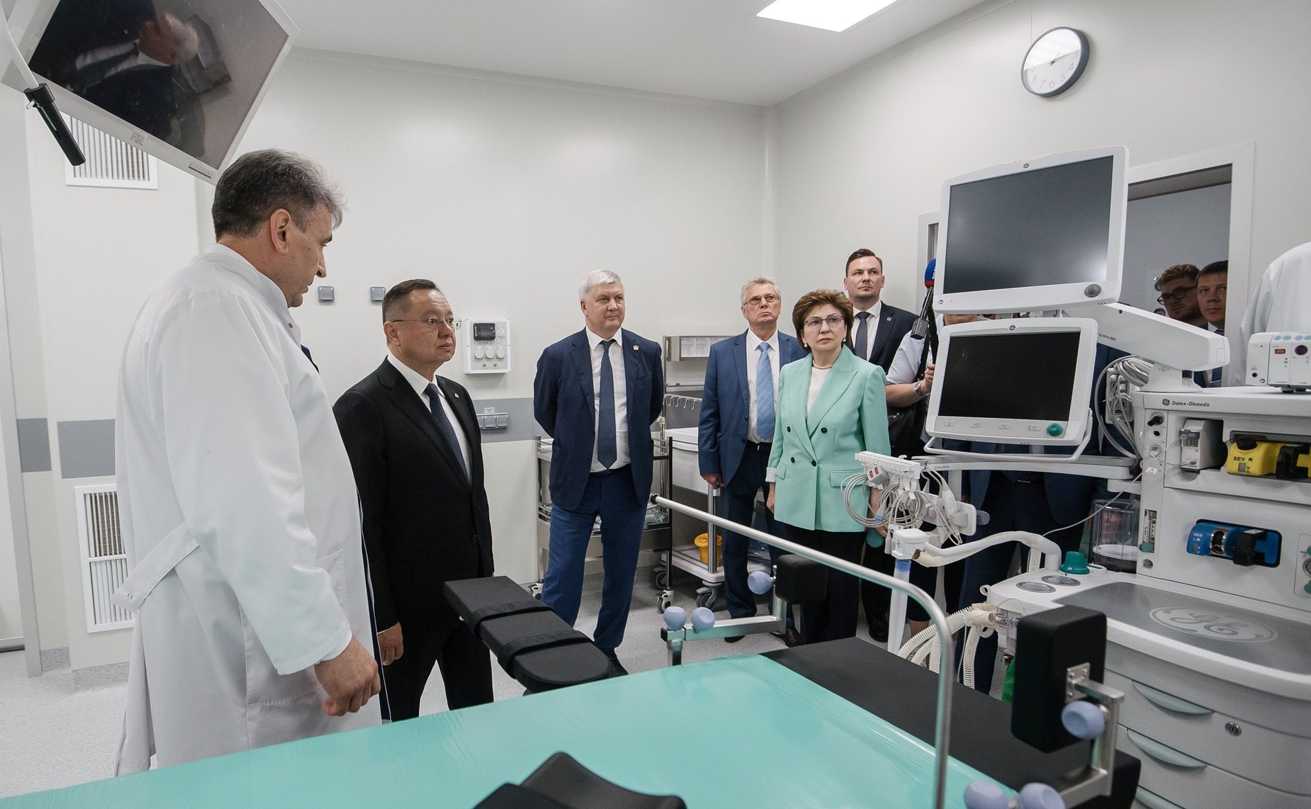 Заместитель Председателя СФ Галина Карелова, Министр строительства и ЖКХ РФ Ирек Файзуллин и губернатор Воронежской области Александр Гусев обсудили ход строительства инфраструктурных проектов в регионе