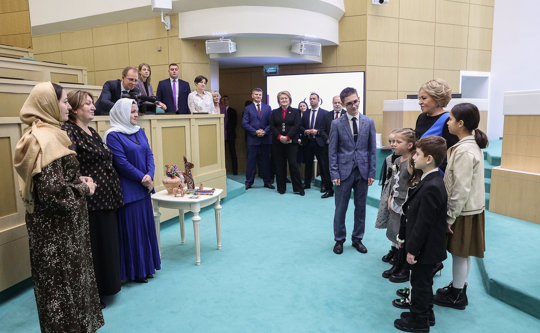 Валентина Матвиенко встретилась с детьми-участниками выставки художественных промыслов, прошедшей в рамках IX Парламентского форума «Историко-культурное наследие России»