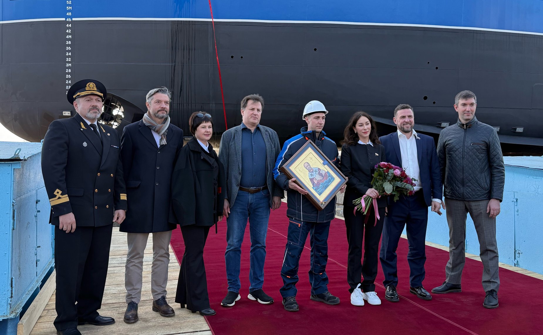 Елена Дягилева приняла участие в церемонии спуска на воду нового краболова