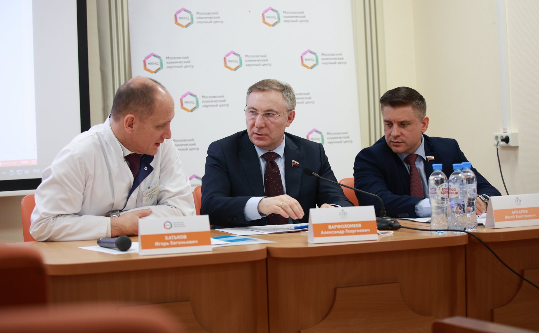 Александр Варфоломеев провел заседание «круглого стола» на тему профилактики и ранней диагностики онкологических заболеваний