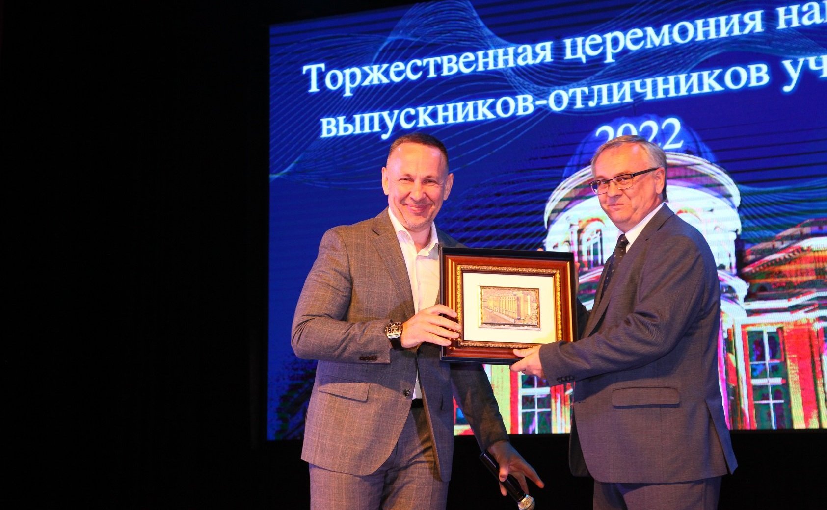 Олег Алексеев вручил Благодарственные письма ««За большой вклад в проведение научных исследований и добросовестный труд»