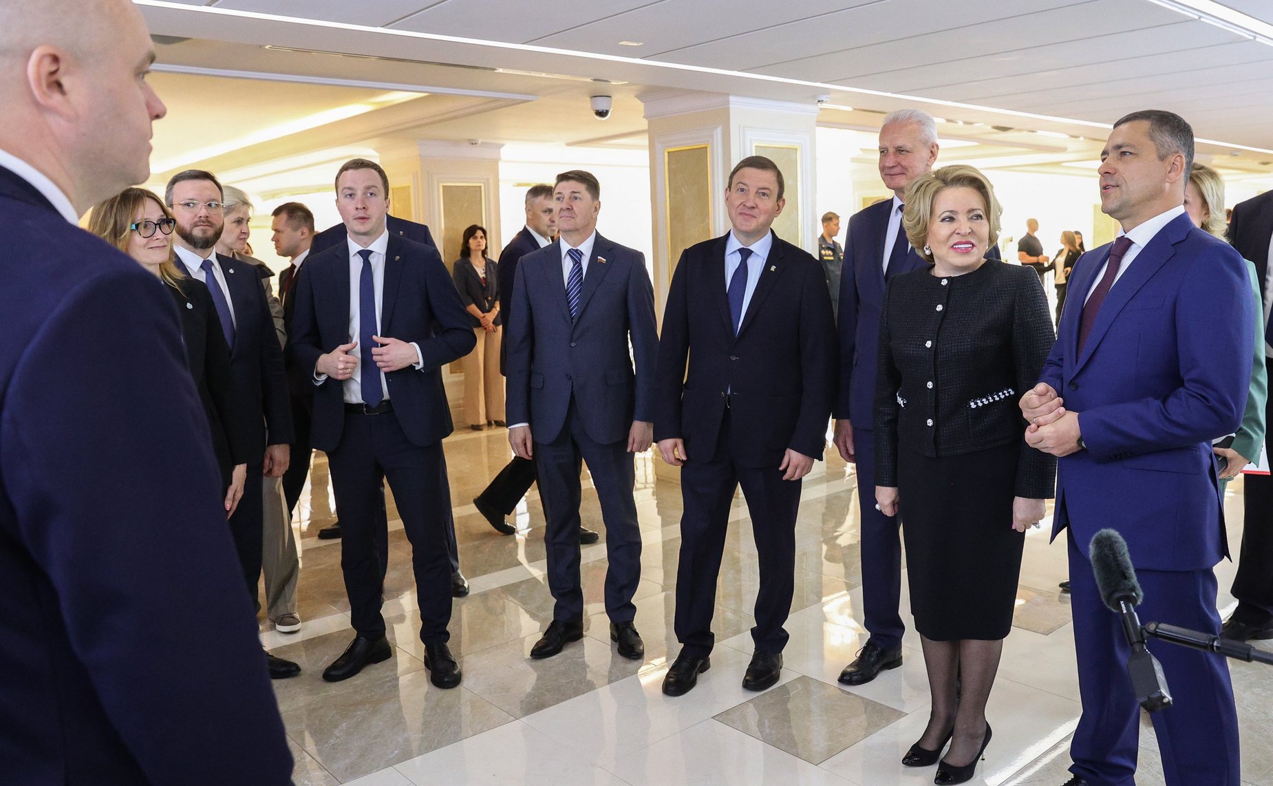 Валентина Матвиенко и Михаил Ведерников осмотрели выставку, посвященную истории и перспективным направлениям развития Псковской области