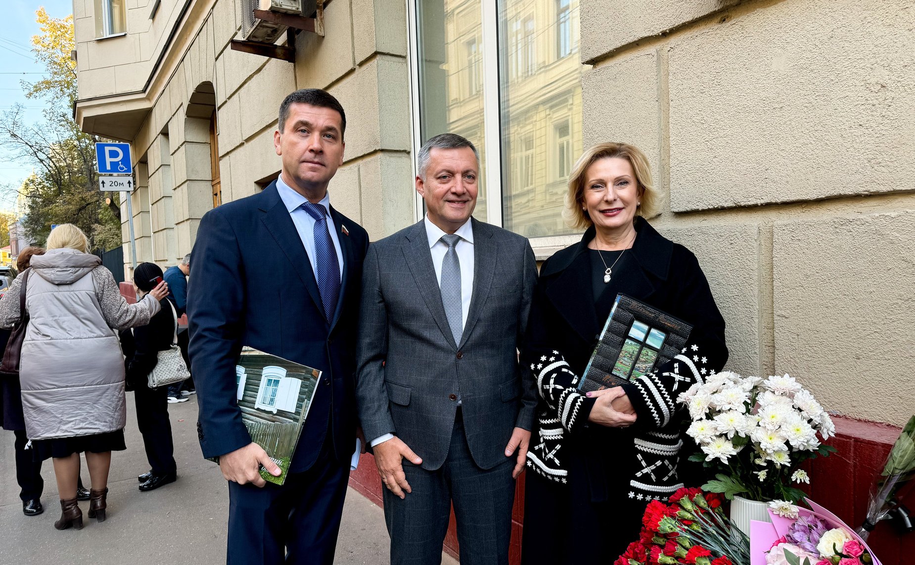 Инна Святенко и Андрей Чернышев открыли мемориальную доску Валентину Распутину