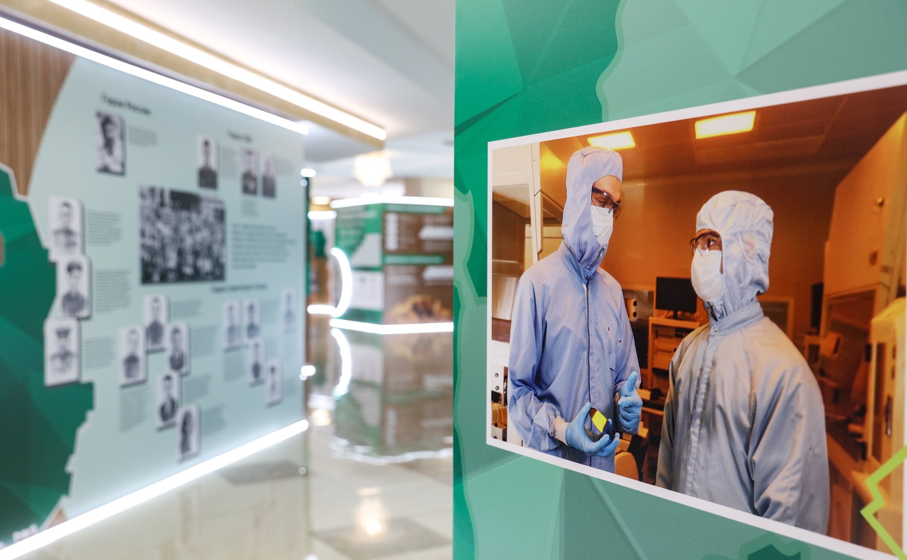 Глава Совета Федерации и губернатор Томской области осмотрели выставку, посвященную региону