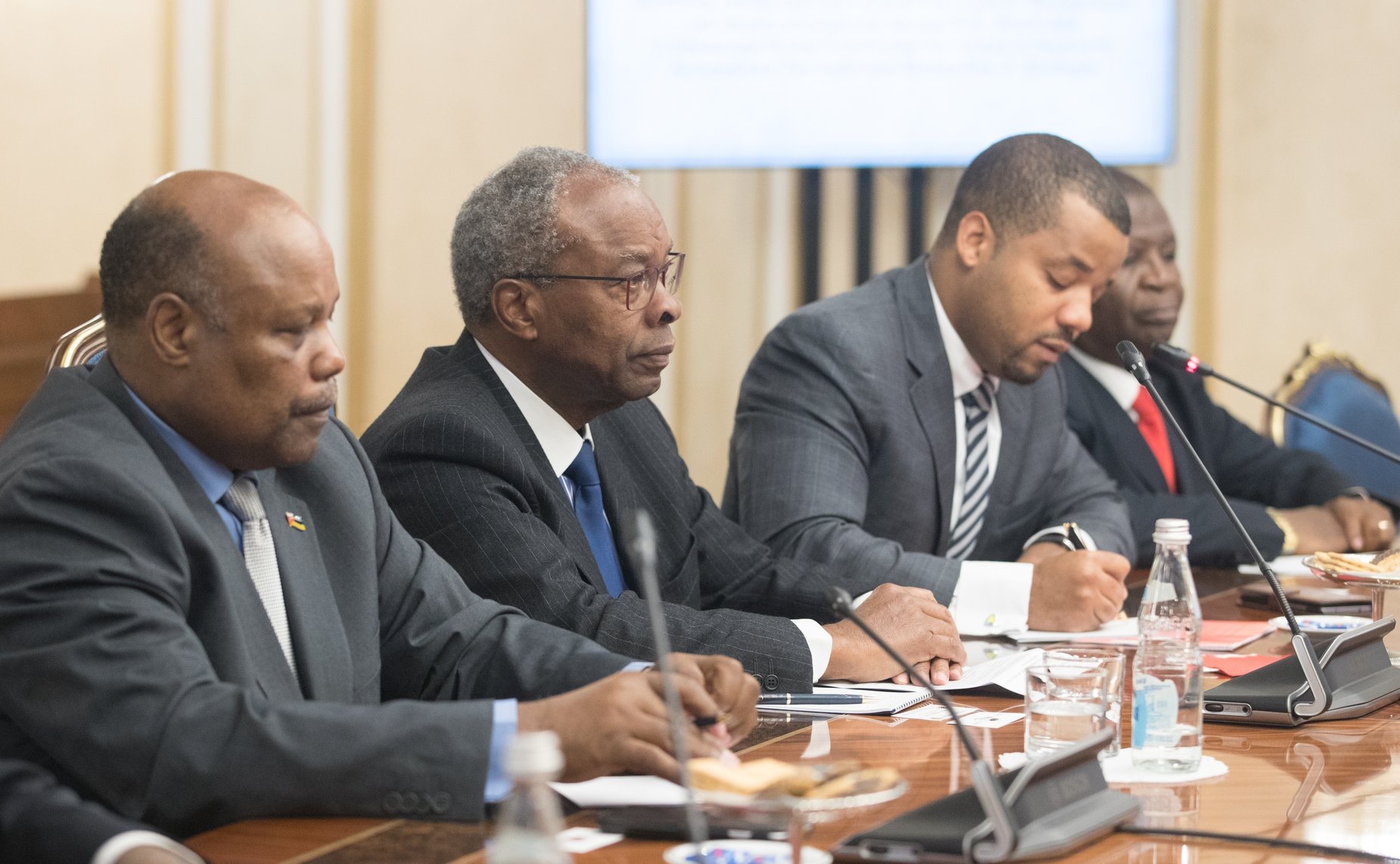 Встреча председателя Комитета СФ по международным делам Константина Косачева с председателем Комиссии по плану и бюджету Ассамблеи Республики Мозамбик Энеашем Комише