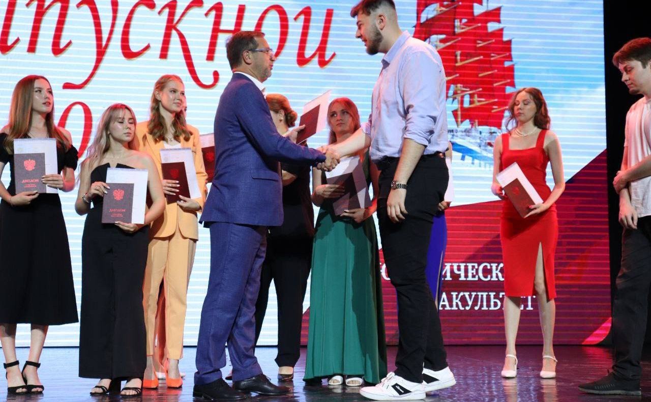 Николай Владимиров поздравил выпускников юридического факультета Чувашского государственного университета им.И.Н.Ульянова с окончанием вуза и вручил им дипломы