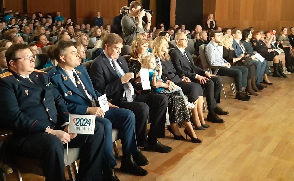 Александр Савин принял участие в прошедшей в Калуге торжественной церемонии, посвященной открытию Года семьи