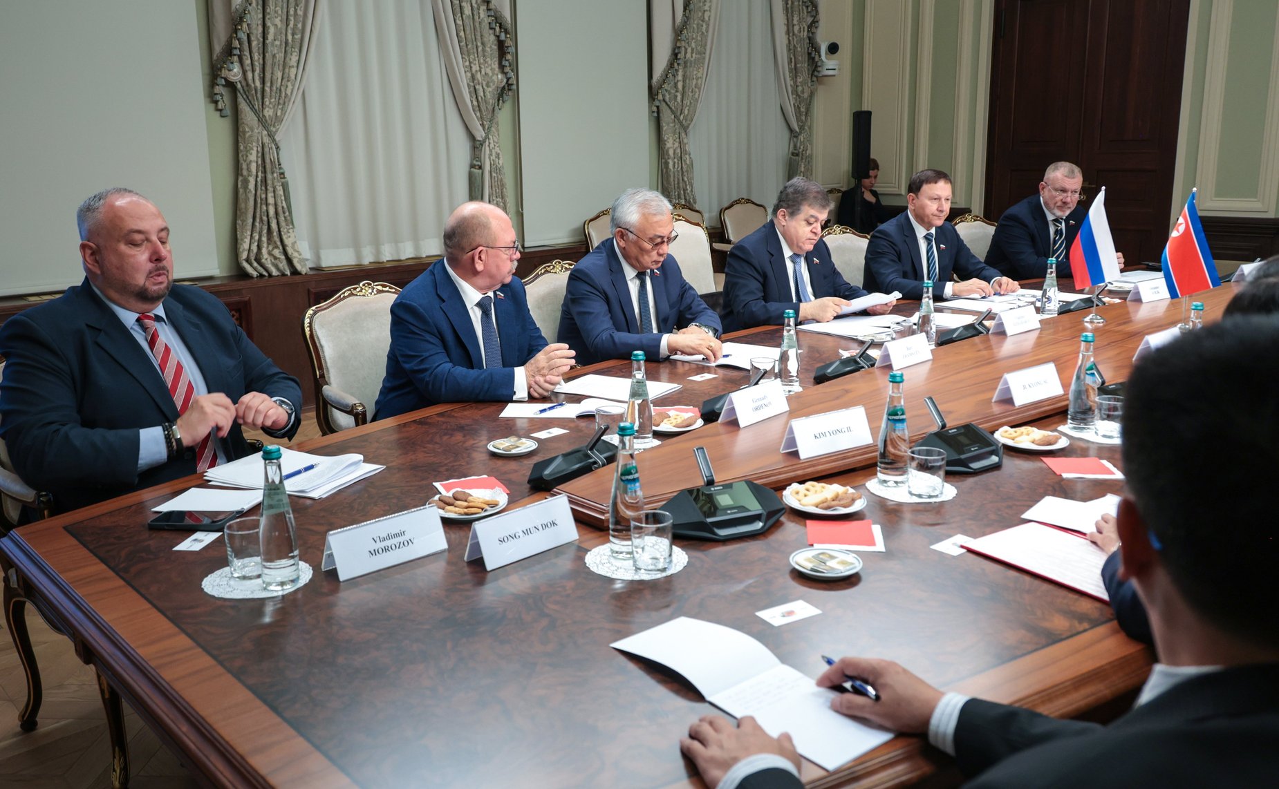 Встреча первого заместителя председателя Комитета СФ по международным делам Владимира Джабарова с руководителем группы содействия развитию корейско-российской дружбы в Верховном народном собрании КНДР Ли Чхолем